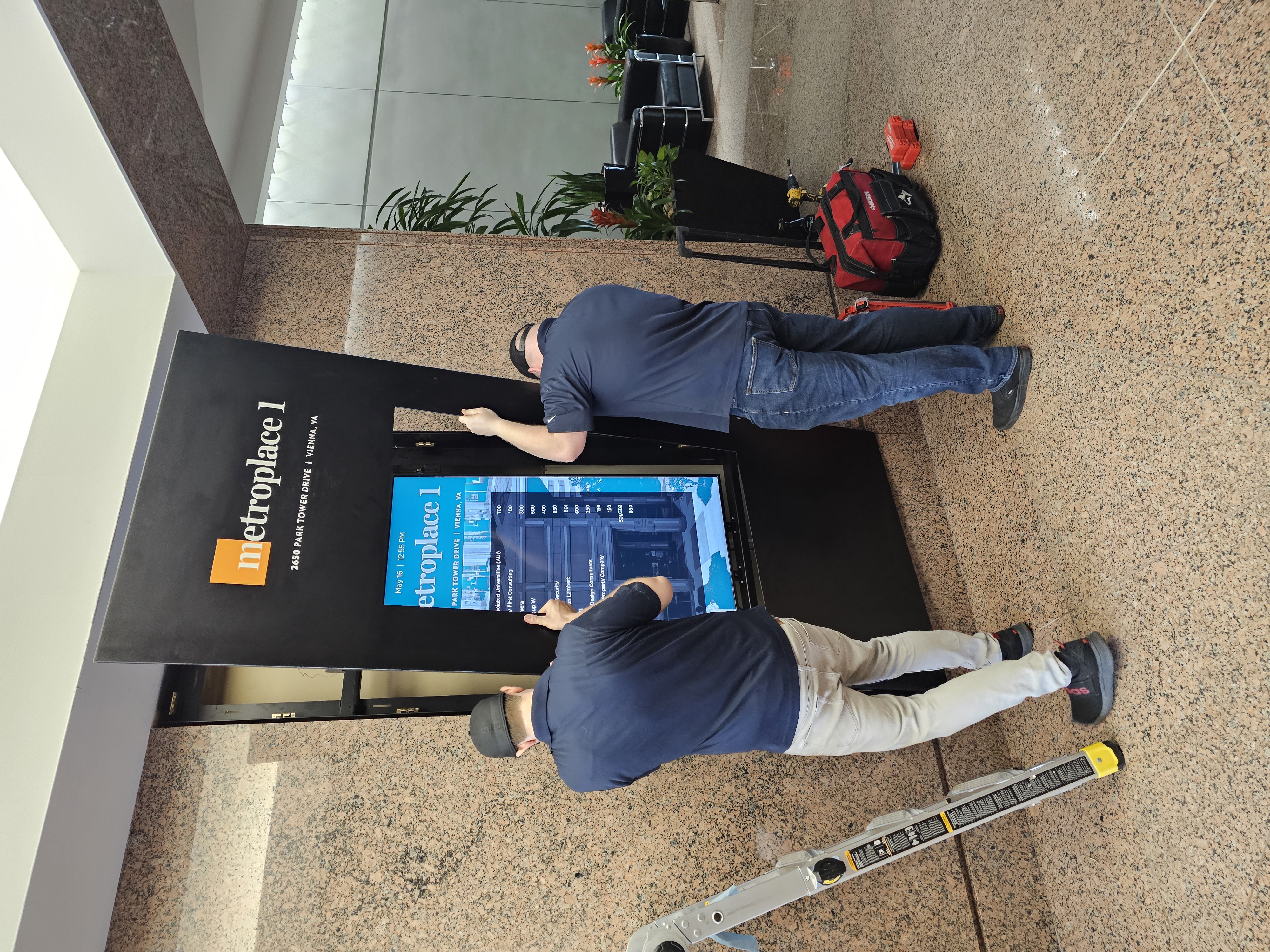 installing digital signs